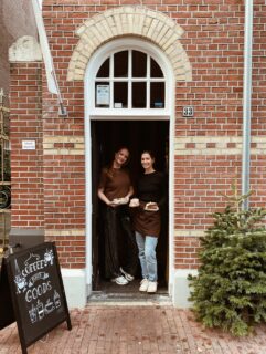 Wat een jaar! 🤍 Dankjewel aan iedereen die bij ons binnenliep voor een kop koffie, een goed gesprek of gewoon een momentje voor zichzelf. Jullie maken Koffieboetiek tot wat het is 🫶🏻
Op naar een nieuw jaar vol mooie ontmoetingen, warme kopjes en goede vibes. Gelukkig nieuwjaar! ✨☕