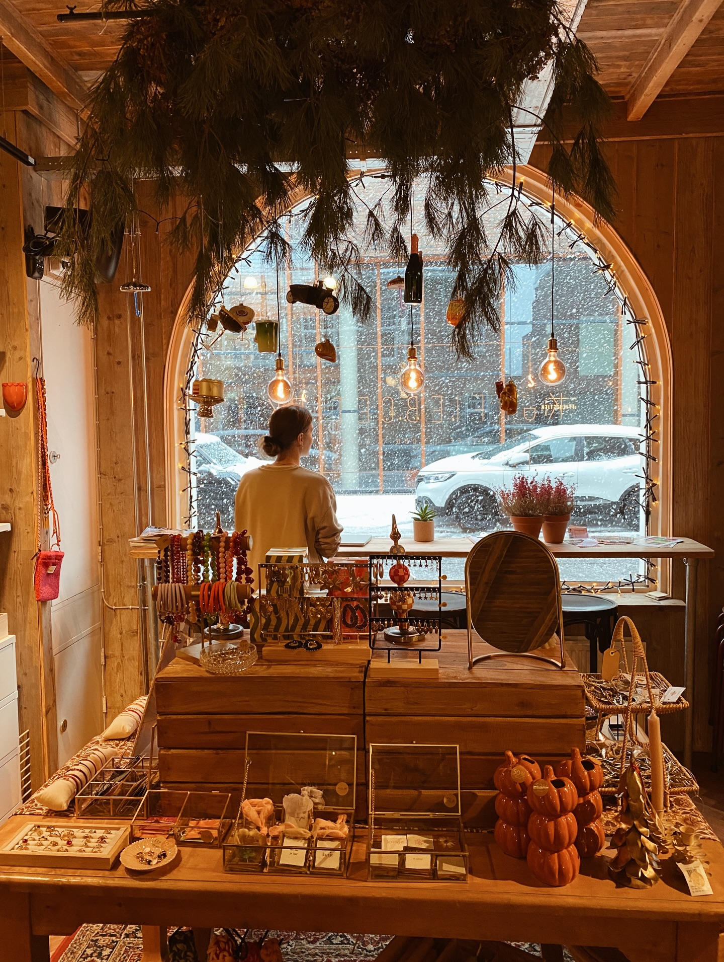 Tussen de sneeuwbuien door even lekker schuilen bij ons ⛄️ ☕️ 

#koffieboetiek #coffee #breakfast #lunch #snow