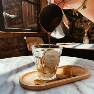 ✨ Affogato ✨
Deze zomer nieuw in ons assortiment: een bol romige vanille-ijs overgoten met hete espresso van @sproutcoffeeroasters.art. 

Warm, koud, bitter en zoet in een glas 🤎