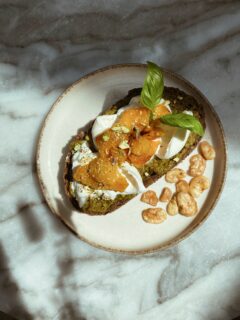 Met deze zomerse temperaturen zetten wij onze zomer special in ✨☀️ Lekker met pistache pesto, burrata en gegrilde mango 🥭 

#summerspecial #lunch #breakfast #koffieboetiekhelmond #krommesteenweg