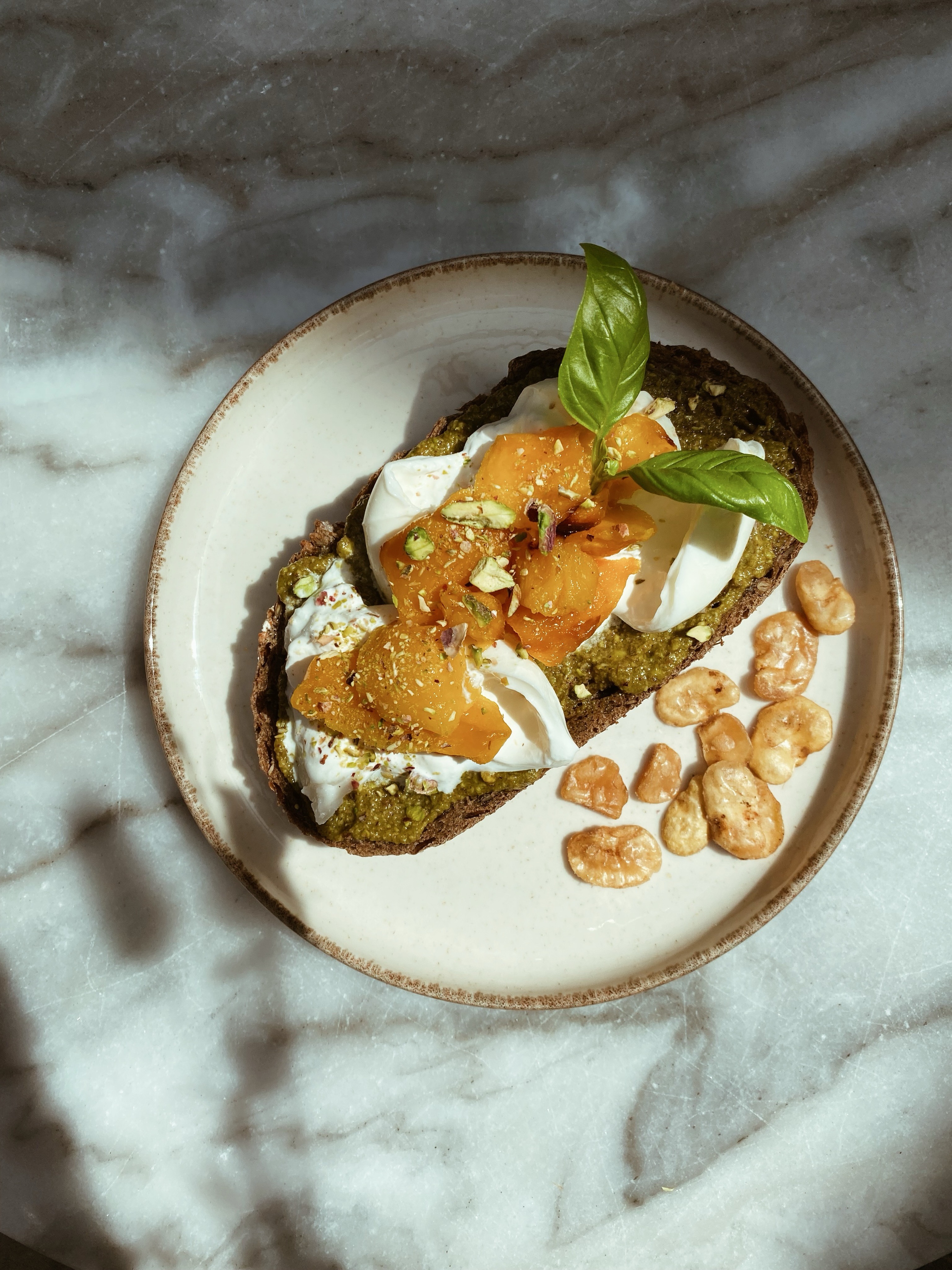 Met deze zomerse temperaturen zetten wij onze zomer special in ✨☀️ Lekker met pistache pesto, burrata en gegrilde mango 🥭 

#summerspecial #lunch #breakfast #koffieboetiekhelmond #krommesteenweg