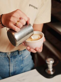✨ Vacature alert✨
Voor Koffieboetiek zijn wij op zoek naar een enthousiaste en ervaren collega voor 2-4 dagen in de week.

Wat zoeken wij?

✨ Ervaring in de horeca of als barista is een pre.
✨ Flexibel inzetbaar achter de koffiemachine, in de bediening en in de keuken. 
✨ Beschikbaar om ook op zaterdag te werken.

Lijkt het je leuk om ons team te versterken? Stuur je CV en een korte motivatie naar info@koffieboetiekhelmond.nl. We kijken uit naar je reactie ☕️